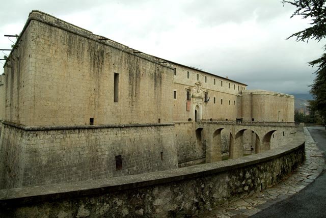 L'Aquila - esterno e fossato castello spagnolo
